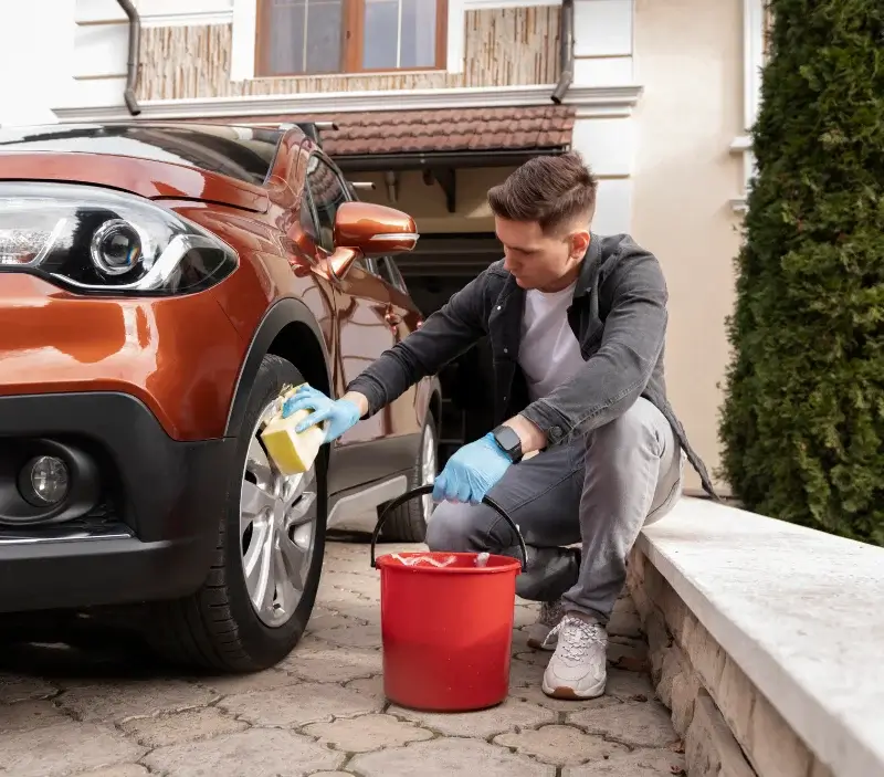 Lavage auto à domicile Flamanville : professionnel intervenant sur un véhicule